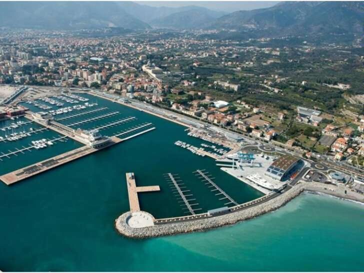 Loano-Marina Spiaggia, Mare, A 5 Stelle Bagian luar foto