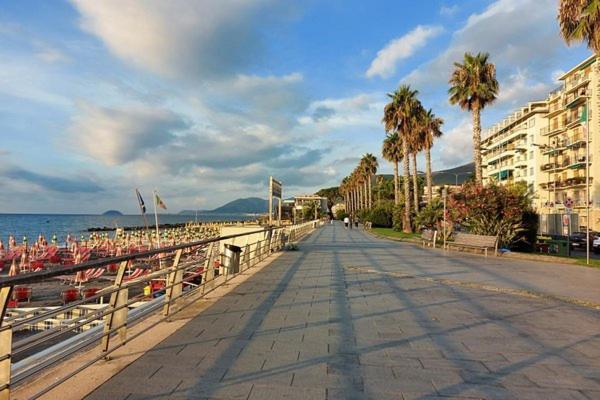 Loano-Marina Spiaggia, Mare, A 5 Stelle Bagian luar foto